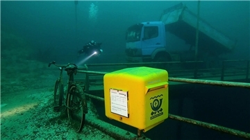 Ein gelber Briefkasten der Marke Eigenbau ist im Kreidesee im Hemmoor in einer Tiefe von 19 Metern unter Normalnull angebracht. 