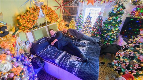 Rekord: Paar stellt 555 Weihnachtsbäume zu Hause auf Auch das Schlafzimmer ist weihnachtlich geschmückt. Nachts bleibt die Beleuchtung allerdings aus.