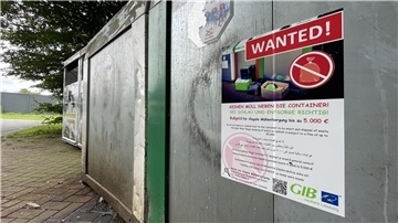 Kampagne gegen illegalen Müll an Altglascontainern. Auch der Altglascontainer am Plaatweg-Stadion ist schon mit einem „Wanted"-Poster ausgestattet.