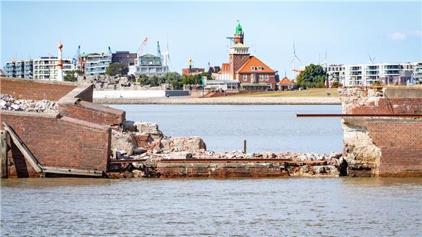 Molen-Drama: Trümmerfeld gibt weiten Blick auf die Weser frei Auch der Blick zur Seebäderkaje ist jetzt frei.