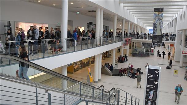 Montag Warnstreiks an Flughäfen in Bremen und Hannover Auch der Bremer Flughafen wird bestreikt.