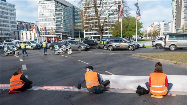Auch der Ernst-Reuter-Platz wird von den Klimaaktivisten der Gruppe Letzte Generation am Morgen blockiert.
