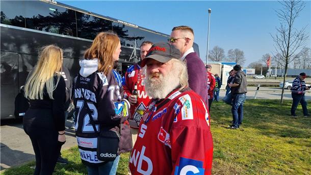 Auf gehts zum Showdown! Pinguins-Fanbus ist auf dem Weg nach Berlin Auch der Fan des Jahres - Michael Hamann - ist dabei.