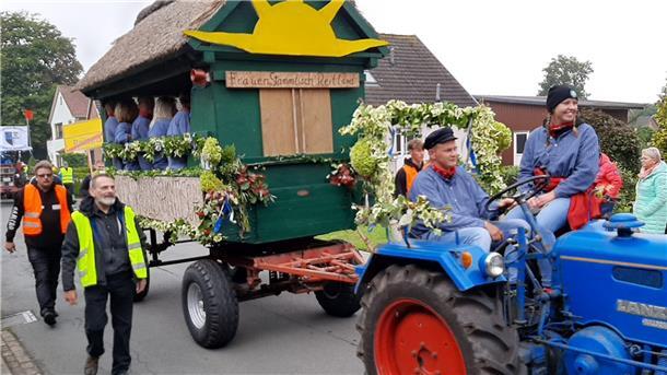 Auch der Frauen-Stammtisch aus Reitland lässt sich durch die Straßen von Rodenkirchen ziehen.
