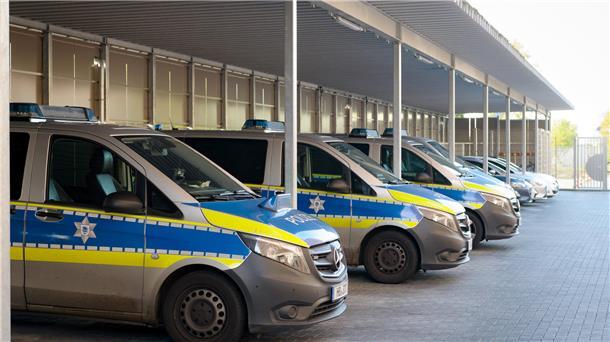Polizeiwagen stehen bei beim neuen Polizeirevier Geestemünde in einer Reihe.