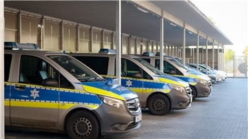 Polizeiwagen stehen bei beim neuen Polizeirevier Geestemünde in einer Reihe.