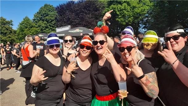 Let’s rock! Beim Rock House Festival in Loxstedt fliegen die Mähnen Auch der Jungesellinnenabschied von Gina Simson aus Minden tummelt sich auf dem Gelände.