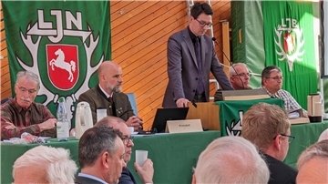 Auch der neue Bundestagsabgeordnete Christoph Frauenpreiß (CDU) sprach Grußworte beim Jägertag in Nesse und dokumentierte sein Interesse an regionalen Geschehnissen.