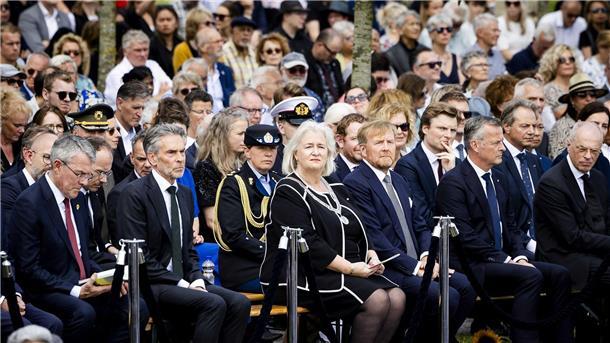 Zehn Jahre Abschuss von Flug MH17 - Gedenken an die Tragödie Auch der niederländische König Willem-Alexander (1. Reihe, 4. v. l.) gedachte der Toten.