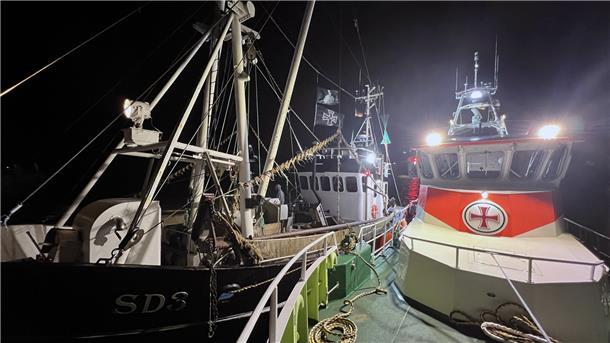 Auch der Seenotrettungskreuzer „Theodor Storm“ der Deutschen Gesellschaft zur Rettung Schiffbruechiger (DGzRS) war im Einsatz für einen Fischkutter vor Büsum. Die Seenotretter sind am Dienstag drei Fischkuttern in der Nordsee zur Hilfe gekommen.