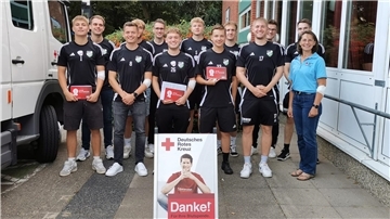 Gruppenfoto einer Fußballmannschaft bei einem Blutspendetermin. Auch der SV Ippensen/Wohnste folgte geschlossen dem Aufruf und spendete in Klein Meckelsen. Dort betreute Martina Wichern das Blutspendeteam.