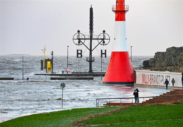 DER ADVENTS-STURM (Update 50): Hochwasser hat Stadt und Land im Griff, Schäden auch in der Wesermarsch, Zugverkehr weiter gestört Auch der Willy-Brandt-Platz ist vollständig überspült.
