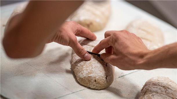 Auch die anhaltende Energiekrise und die gestiegenen Rohstoffkosten belasten die Bäckereien weiter.