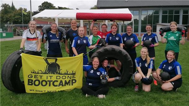 Im Bootcamp des TSV Abbehausen werden Hobby- und Leistungssportler fit gemacht Fußballerinnen der SG Schwei/Seefeld/Rönnelmoor mit Michael Taylor