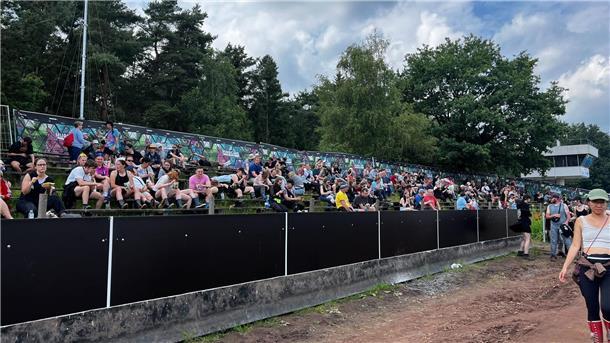 Party, Matsch und Sonne: Der Hurricane-Samstag in Bildern Auch die größten Festivalfans brauchen mal eine Pause.