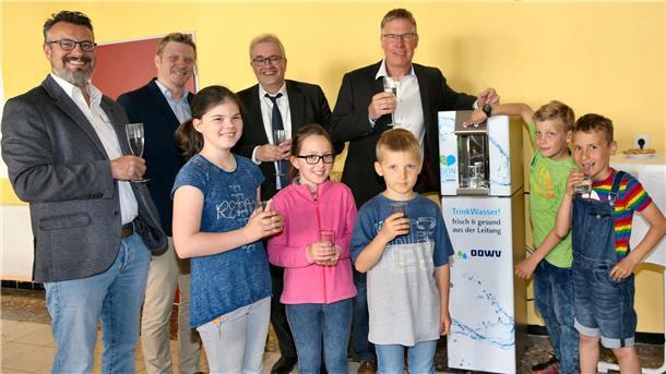 Auch die Grundschule Abbehausen gehört zu den Einrichtungen, die der OOWV mit einem Trinkwasserspender ausgestattet hat. Seit 2019 können sich Kinder und Lehrkräfte dort Wasser zapfen.