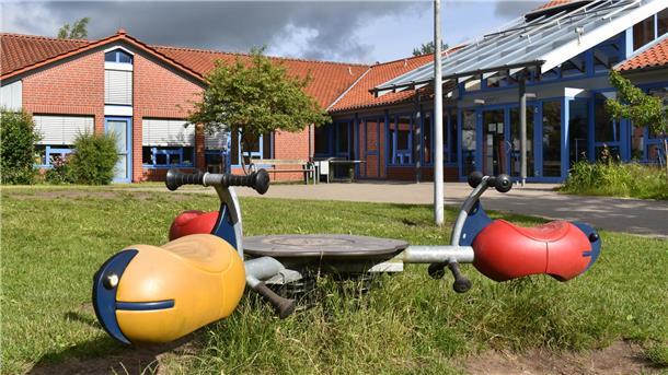 Mensa für Grundschule am Wilden Moor: Und wieder geht’s ums Geld Ein Spielgerät vor einem Schulgebäude