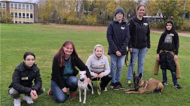 Auch die „Hundeschule S-B-T Nord“ aus Basdahl kam in die Bremervörder Schule, um den Schülerinnen und Schülern den richtigen Umgang mit Hunden näherzubringen. 