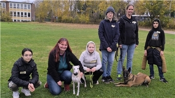 Auch die „Hundeschule S-B-T Nord“ aus Basdahl kam in die Bremervörder Schule, um den Schülerinnen und Schülern den richtigen Umgang mit Hunden näherzubringen. 