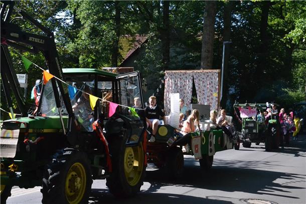 Auch die jüngere Generation nahm mit einem Wagen am Ernteumzug teil. 