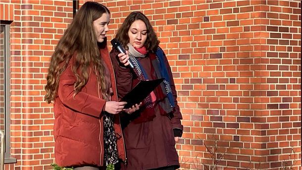 Auch die KGS Tarmstedt steht auf gegen Rechtsextremismus. Das machten die Schulsprecherinnen Antonia Müller und Marie Scheidl deutlich.