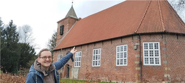 Auch die Kirchengemeinde Seefeld ist Mitglied in der KEGW. Felix Rodenjohann weist auf das Dach der St.-Johannes-Kirche.