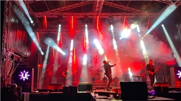 Band auf Bühne