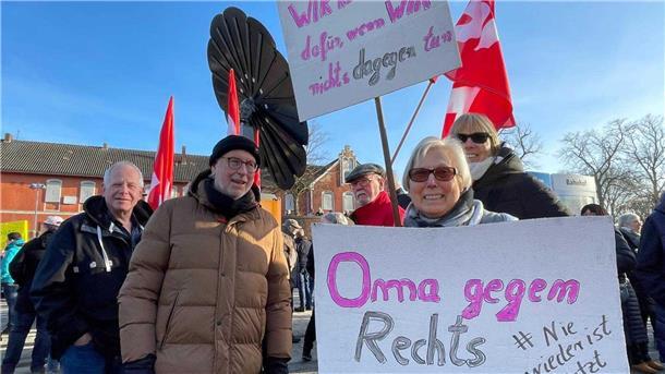 Auch die "Omas gegen Rechts" sind in Nordenham dabei.