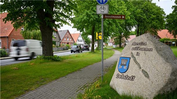 Auch die Ortsdurchfahrt von Debstedt – das Bild entstand im Bereich des Marktplatzes – soll saniert werden.