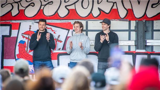 Pinguins planen Abschlussfeier im Schaufenster Fischereihafen Auch die Zukunft des Slowenen-Trios um Jan Urbas (v. li.), Ziga Jeglic und Miha Verlic ist (offiziell) offen.