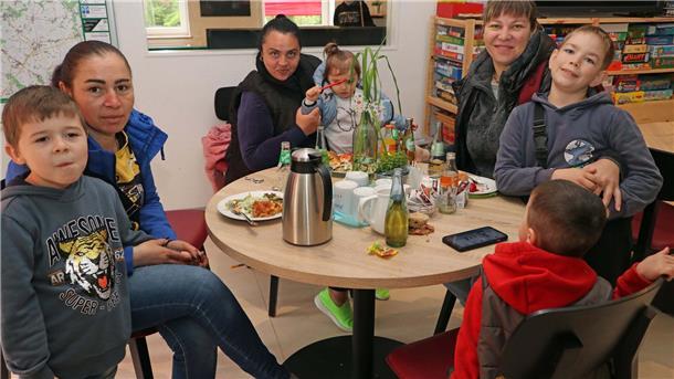 Das Foto zeigt Familien aus der Ukraine