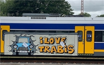 Mit einem Graffito beschmierter Triebwagen der Regio-S-Bahn.