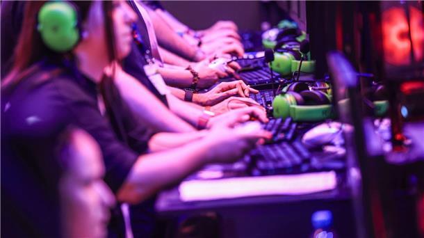 Wachstumsdelle überwunden: Gaming-Markt zieht wieder an Auch dieses Jahr wird bei der Gamescom wieder großer Andrang an den Gaming-Computern erwartet. (Archivbild)
