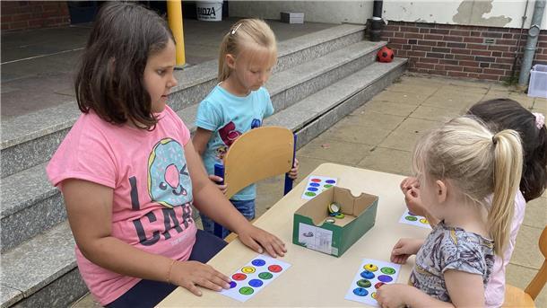 Kinder spielen ein Spiel