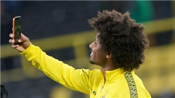 Fluch und Segen: Der Profifußball im Social-Media-Spagat Auch Dortmunds Nationalspieler Karim Adeyemi ist in den sozialen Medien aktiv. (Archivbild)
