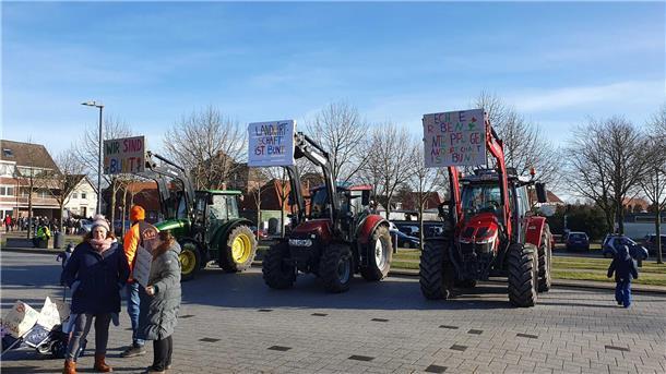 Auch drei Traktoren sind zum Marktplatz gekommen. Nach dem Motto: Landwirtschaft ist bunt!