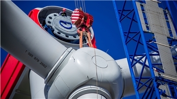 Auch durch neue, zum Teil komplexe Aufgaben wird die öffentliche Verwaltung belastet. Die Genehmigung von neuen Windparks zum Beispiel bindet viel Personal.