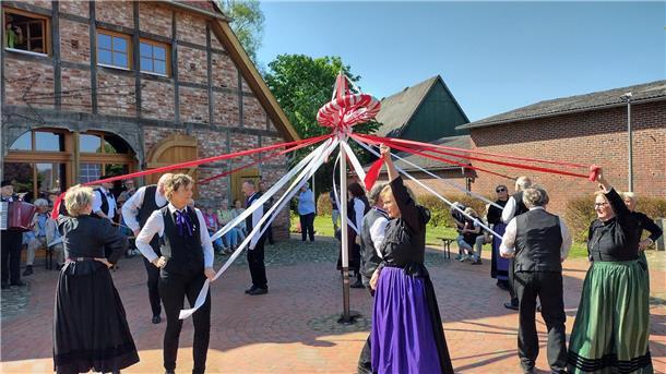 Königliches Schmuckstück für Hesedorf: Enthüllung der Brautkrone am Maibaumfest Auch ein anspruchsvoller Bändertanz unterhielt die Zuschauer.