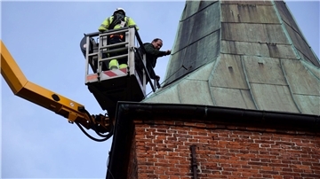 Die Kontrolle ergab unter anderem, dass sich am Kirchturmdach einige der Kupferplatten gelöst hatten. Ein Mitarbeiter der Firma Burckhard Richter befestigte diese und dichtete sie ab.