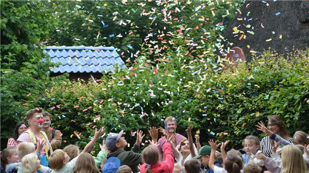 Clown „DimDim“ bereichert das Oereler Kita-Sommerfest Auch ein riesiger Konfetti-Regen gehörte zum Oereler Sommerfest.