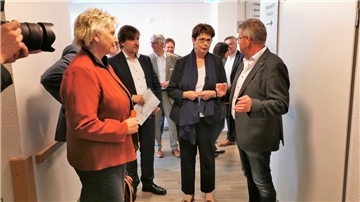 Auch ein Rundgang durch das neue Versorgungszentrum gehörte am Donnerstag zum Programm. Das Foto zeigt rechts Ministerin Birgit Honé im Gespräch mit RVZ-Geschäftsführer Volker Blohm.