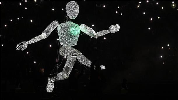 Auch eine roboterartige Puppe kann offenbar Tore wie Diego schießen.