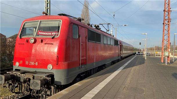 Auch eine Sonderzug-Lokomotive will geschmückt sein - natürlich im Pinguins-Design.