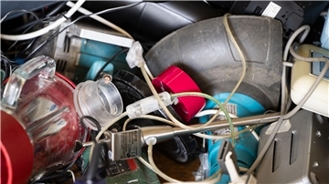 Auch Elektrokleingeräte können bei der mobilen Schadstoffsammlung abgegeben werden.