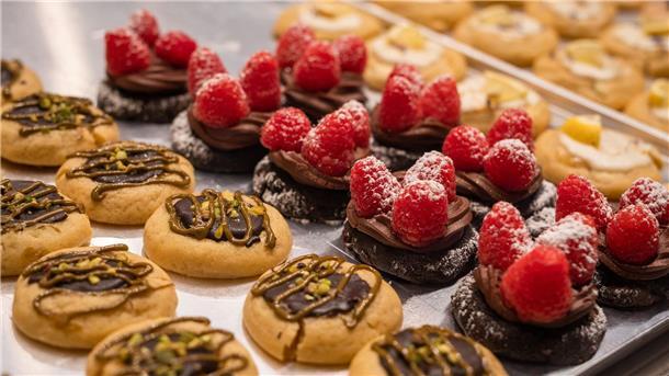 Staubtrockene Kekse waren gestern: Belegte Cookies im Trend Auch frische Zutaten wie Himbeeren kommen auf die Kekse.