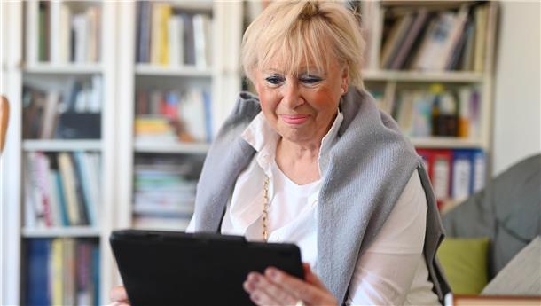 Auch für Seniorinnen und Senioren gibt es im Internet viele nützliche Dinge.