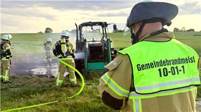 Auch Gemeindebrandmeister Stefan Hobbie (rechts) war am Montagabend vor Ort. Die Einsatzleitung hatte Burhaves Ortsbrandmeister Sebastian Oltmanns.