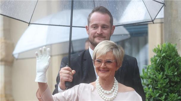 Bayreuther Festspiele mit Blitz und Donner eröffnet Auch Gloria Fürstin von Thurn und Taxis braucht einen Regenschirm.