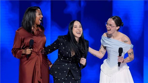 Frauen-Fest statt männliche Muskelspiele Auch Harris‘ Patentochter, Nichte und Stieftochter traten auf.