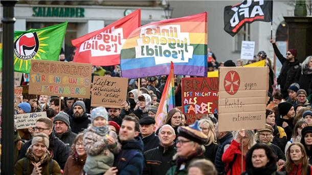 Hunderttausende bei Demos gegen rechts Auch hier in Wittenberg gingen Tausende Menschen gegen Rechts auf die Straße. Unter ihnen auch Ministerpräsident Reiner Haseloff.